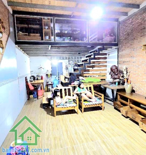 CHỈ 4,4 TỶ – HXH LÊ VĂN KHƯƠNG – 88M² (4x22) - CẤP 4 - 2PN - 2WC Diện tích hiếm: 88m² ngang 4m dài 22m Hẻm xe hơi vào tận nhà Nhà cấp 4 gồm: 2PN – 2WC ✔ Sân để xe rộbg rãi