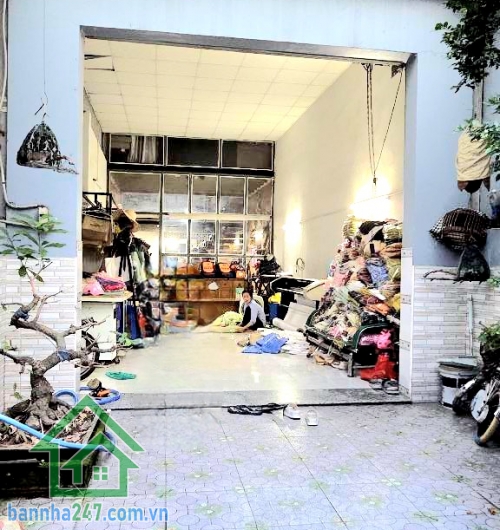 CHỈ 4,4 TỶ – HXH LÊ VĂN KHƯƠNG – 88M² (4x22) - CẤP 4 - 2PN - 2WC Diện tích hiếm: 88m² ngang 4m dài 22m Hẻm xe hơi vào tận nhà Nhà cấp 4 gồm: 2PN – 2WC ✔ Sân để xe rộbg rãi