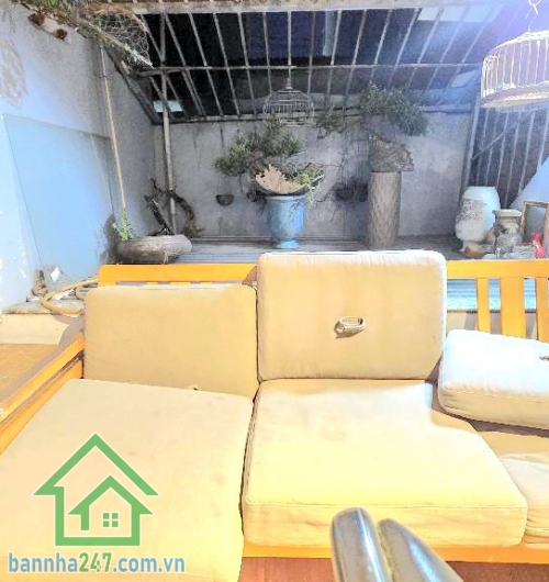 CHỈ 4,4 TỶ – HXH LÊ VĂN KHƯƠNG – 88M² (4x22) - CẤP 4 - 2PN - 2WC Diện tích hiếm: 88m² ngang 4m dài 22m Hẻm xe hơi vào tận nhà Nhà cấp 4 gồm: 2PN – 2WC ✔ Sân để xe rộbg rãi