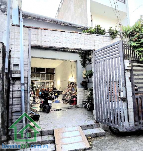 CHỈ 4,4 TỶ – HXH LÊ VĂN KHƯƠNG – 88M² (4x22) - CẤP 4 - 2PN - 2WC Diện tích hiếm: 88m² ngang 4m dài 22m Hẻm xe hơi vào tận nhà Nhà cấp 4 gồm: 2PN – 2WC ✔ Sân để xe rộbg rãi