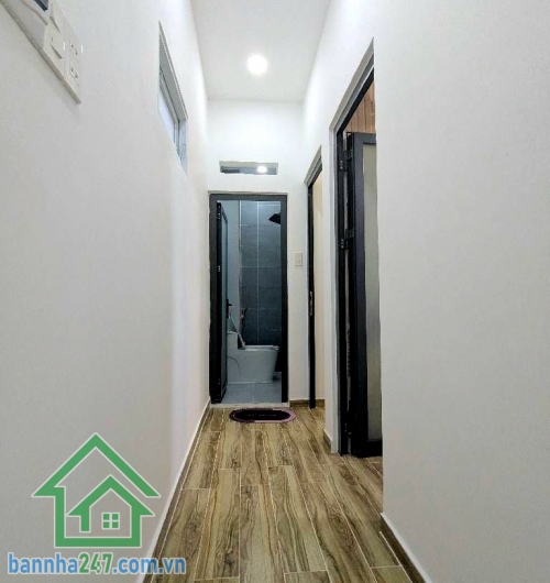 CHỈ 3,6 TỶ – NGAY EMART – NHÀ MỚI Ở LIỀN – LÔ GÓC 2PN - 2WC. Diện tích: ngang 4m dài 7m (công nhận đủ). Kết cấu: 1 trệt 1 lửng  2PN rộng – 2WC. Nội thất cao cấp – dọn vào ở ngay. Sát Emart Phan Huy Ích, cách 50m ra Kênh Tham Lương – khu vực thoáng mát, ti