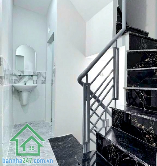 CHỈ 2,4 TỶ – NHÀ MỚI 3 TẦNG – GẦN ĐH VĂN HIẾN – Ở NGAY - 2PN - 3WC • Diện tích công nhận: 18m² (2.5m x 6.65m) • Diện tích sử dụng: ~21.5m² • Kết cấu: 1 trệt 2 Lầu BTCT