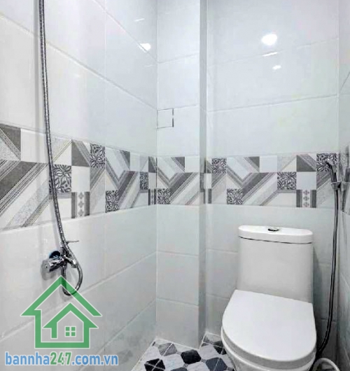 CHỈ 2,4 TỶ – NHÀ MỚI 3 TẦNG – GẦN ĐH VĂN HIẾN – Ở NGAY - 2PN - 3WC • Diện tích công nhận: 18m² (2.5m x 6.65m) • Diện tích sử dụng: ~21.5m² • Kết cấu: 1 trệt 2 Lầu BTCT