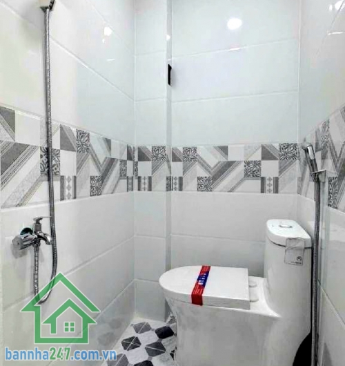 CHỈ 2,4 TỶ – NHÀ MỚI 3 TẦNG – GẦN ĐH VĂN HIẾN – Ở NGAY - 2PN - 3WC • Diện tích công nhận: 18m² (2.5m x 6.65m) • Diện tích sử dụng: ~21.5m² • Kết cấu: 1 trệt 2 Lầu BTCT