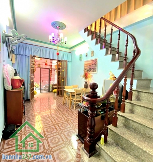 CHỈ 3,7 TỶ – HXH 4M – PHẠM VĂN CHIÊU – 40M² – 2 TẦNG – 2PN 2WC  Diện tích: 40m² vuông vức Kết cấu: 2 tầng – 2PN – 2WC Sân để xe rộng rãi Nhà đầy đủ công năng