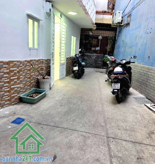 CHỈ 3,3 TỶ – HẺM 3 GÁC THÔNG - NHÀ LÔ GÓC PHẠM VĂN HAI, P3 TÂN BÌNH – 2 TẦNG MỚI ĐẸP – Ở NGAY.  Sát Nhà thờ Tân Chí Linh – gần chợ Phạm Văn Hai – Lê Văn Sỹ. Chỉ vài phút tới sân bay, Quận 3, Quận 10 