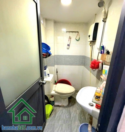 CHỈ 2,35 TỶ – NHÀ NHỎ XINH, VỊ TRÍ ĐẸP NGAY TRUNG TÂM TÂN PHÚ Gần chợ Tân Hương – tiện ích bủa vây, bước chân là tới! Diện tích: 15m² (5,2 x 2,5) Kết cấu: 1 Trệt + 1 Lầu