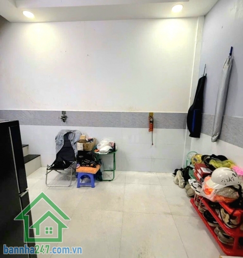 CHỈ 2,35 TỶ – NHÀ NHỎ XINH, VỊ TRÍ ĐẸP NGAY TRUNG TÂM TÂN PHÚ Gần chợ Tân Hương – tiện ích bủa vây, bước chân là tới! Diện tích: 15m² (5,2 x 2,5) Kết cấu: 1 Trệt + 1 Lầu