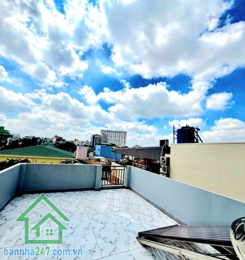 CHỈ 5,15 TỶ (TL) – GẦN MT KÊNH TÂN HÓA – NHÀ 4 TẦNG - DTSD: 82M² – 3PN KHÉP KÍN Thông tin căn nhà: • Diện tích: 33m² (4m x 8.5m) • Kết cấu: 1 trệt – 2 lầu – sân thượng - Mob 0933144037