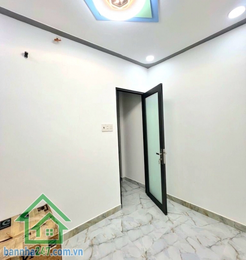 CHỈ 3,7 TỶ – HÒA BÌNH – SÁT ĐẦM SEN – NHÀ 3 TẦNG ĐẸP 4PN – 3WC – PK – BẾP – BAN CÔNG  Giá mềm – nhà mới – vị trí trung tâm, dọn vào ở ngay! Diện tích: 26m² (3.3 × 8m) Kết cấu: 1 trệt 2 lầu. Công năng: 4PN – 3WC – phòng khách – bếp – ban công. Nhà mới đẹp 