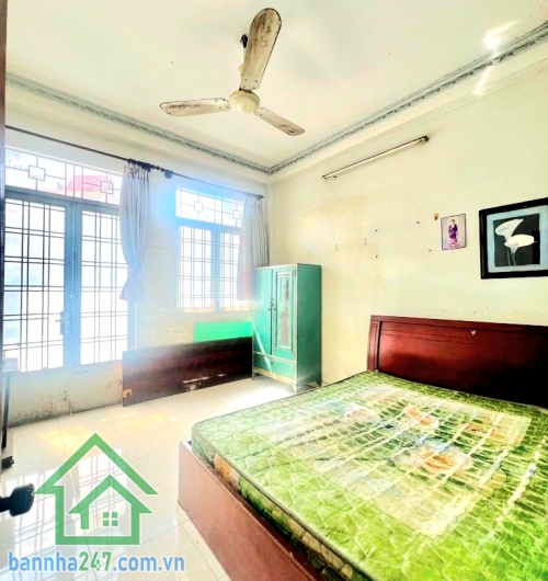 CHỈ 9,6 TỶ TL – HXH THÔNG – TRUNG TÂM QUẬN 11 – DÒNG TIỀN ỔN ĐỊNH - 7 PN 4 WC • Diện tích: 3.7m x 12m • Diện tích sử dụng: ~143m² • Kết cấu: 1 trệt – 3 lầu BTCT • Công năng: 7 PN – 4 WC • Có giếng trời lớn giữa nhà, thoáng sáng tự nhiên • Nhà đang cho thu