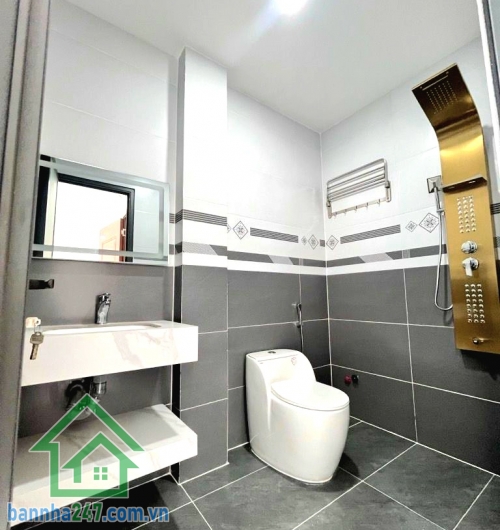 CHỈ 7.9 TỶ - NHÀ ĐẸP Ở NGAY - HẺM 6M - Ô TÔ NGỦ TRONG NHÀ - GẦN AEON TÂN PHÚ - 6 PN, 4 WC Căn nhà nổi bật với kết cấu cao tầng, phù hợp gia đình đông người hoặc khai thác cho thuê, văn phòng.  Mob 0933144037