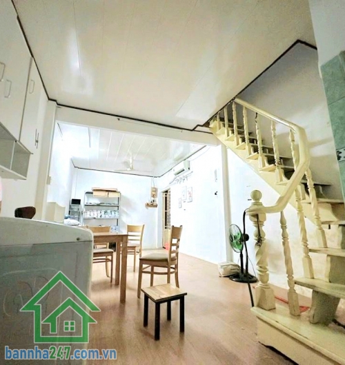 CHỈ 3,9 TỶ – NGAY CHỢ THỊ NGHÈ – GẦN MT PHAN VĂN HÂN - DT: 30M² (3,5x7) - 2 TẦNG - 2PN - 2WC Hẻm 3 gác – vài bước ra mặt tiền. Khu vực sầm uất, nhộn nhịp – hiếm nhà bán. Diện tích: 30m². Kết cấu: 1 trệt 1 lầu