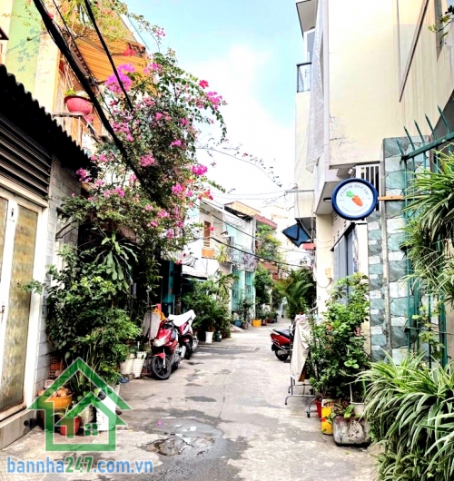 CHỈ 2,35 TỶ - NHÀ LŨY BÁN BÍCH – NHÀ MỚI 3 TẦNG – FULL NỘI THẤT - 2PN - 3WC Nhà mới đẹp, dọn vào ở ngay Vị trí: Lũy Bán Bích, Quận Tân Phú – giáp Quận 11, Quận 6 DTSD: 52m² – 3 tầng kiên cố. Kết cấu: 1 trệt 2 lầu - 2PN rộng rãi – 3WC riêng biệt