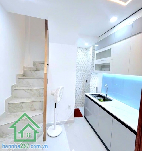 CHỈ 2,35 TỶ - NHÀ LŨY BÁN BÍCH – NHÀ MỚI 3 TẦNG – FULL NỘI THẤT - 2PN - 3WC Nhà mới đẹp, dọn vào ở ngay Vị trí: Lũy Bán Bích, Quận Tân Phú – giáp Quận 11, Quận 6 DTSD: 52m² – 3 tầng kiên cố. Kết cấu: 1 trệt 2 lầu - 2PN rộng rãi – 3WC riêng biệt