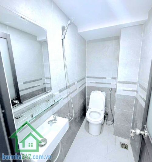 CHỈ 2,35 TỶ - NHÀ LŨY BÁN BÍCH – NHÀ MỚI 3 TẦNG – FULL NỘI THẤT - 2PN - 3WC Nhà mới đẹp, dọn vào ở ngay Vị trí: Lũy Bán Bích, Quận Tân Phú – giáp Quận 11, Quận 6 DTSD: 52m² – 3 tầng kiên cố. Kết cấu: 1 trệt 2 lầu - 2PN rộng rãi – 3WC riêng biệt