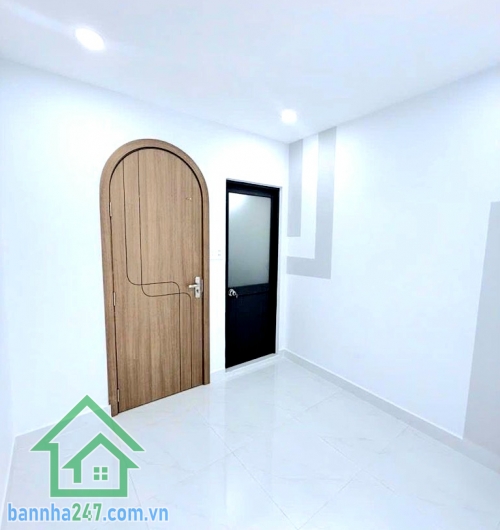 CHỈ 2,35 TỶ - NHÀ LŨY BÁN BÍCH – NHÀ MỚI 3 TẦNG – FULL NỘI THẤT - 2PN - 3WC Nhà mới đẹp, dọn vào ở ngay Vị trí: Lũy Bán Bích, Quận Tân Phú – giáp Quận 11, Quận 6 DTSD: 52m² – 3 tầng kiên cố. Kết cấu: 1 trệt 2 lầu - 2PN rộng rãi – 3WC riêng biệt