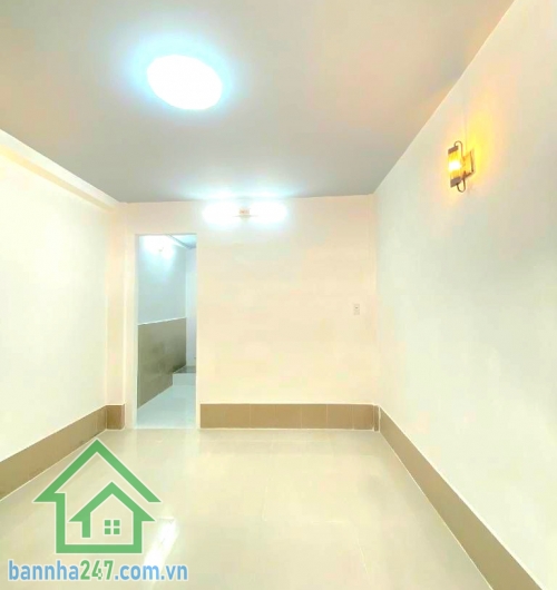 CHỈ 5,25 TỶ – TRẦN PHÚ, Q5 – 3 TẦNG – Ở NGAY – VỊ TRÍ TRUNG TÂM Căn nhà gọn đẹp – vị trí đắc địa – di chuyển cực kỳ thuận tiện! Diện tích: 24m² (3.45 × 7m). Diện tích sử dụng: ~93m². Kết cấu: 1 trệt + 1 lửng + 1 lầu (BTCT kiên cố). Công năng: 2PN – 2WC – 