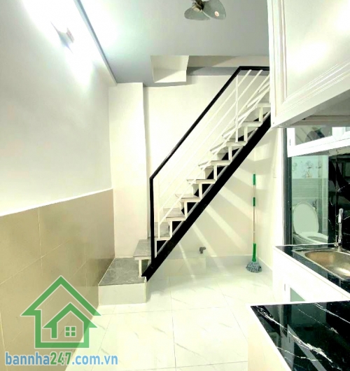 CHỈ 5,25 TỶ – TRẦN PHÚ, Q5 – 3 TẦNG – Ở NGAY – VỊ TRÍ TRUNG TÂM Căn nhà gọn đẹp – vị trí đắc địa – di chuyển cực kỳ thuận tiện! Diện tích: 24m² (3.45 × 7m). Diện tích sử dụng: ~93m². Kết cấu: 1 trệt + 1 lửng + 1 lầu (BTCT kiên cố). Công năng: 2PN – 2WC – 