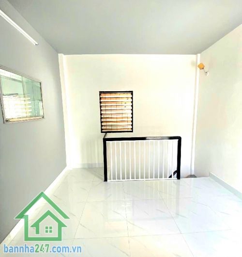 CHỈ 5,25 TỶ – TRẦN PHÚ, Q5 – 3 TẦNG – Ở NGAY – VỊ TRÍ TRUNG TÂM Căn nhà gọn đẹp – vị trí đắc địa – di chuyển cực kỳ thuận tiện! Diện tích: 24m² (3.45 × 7m). Diện tích sử dụng: ~93m². Kết cấu: 1 trệt + 1 lửng + 1 lầu (BTCT kiên cố). Công năng: 2PN – 2WC – 