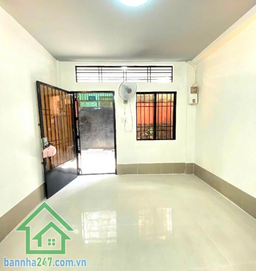 CHỈ 5,25 TỶ – TRẦN PHÚ, Q5 – 3 TẦNG – Ở NGAY – VỊ TRÍ TRUNG TÂM Căn nhà gọn đẹp – vị trí đắc địa – di chuyển cực kỳ thuận tiện! Diện tích: 24m² (3.45 × 7m). Diện tích sử dụng: ~93m². Kết cấu: 1 trệt + 1 lửng + 1 lầu (BTCT kiên cố). Công năng: 2PN – 2WC – 