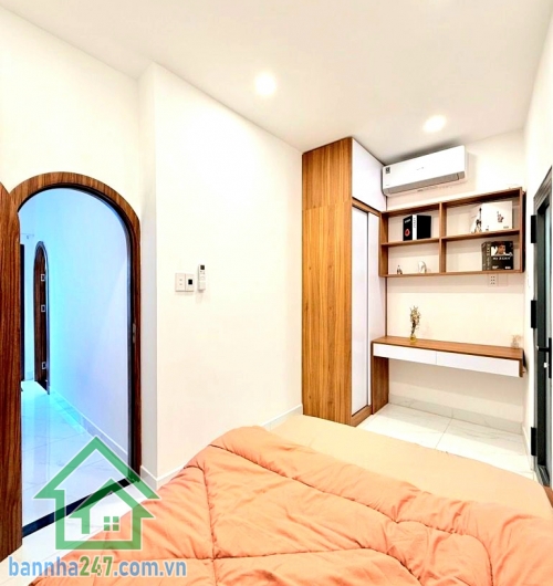 CHỈ 5,2 TỶ – PHỐ ẨM THỰC PHAN XÍCH LONG – PHÚ NHUẬN - FULL NỘI THẤT – 2 TẦNG – 3PN – SỔ A4 HOÀN CÔNG. Vị trí siêu đỉnh: Ngay phố ẩm thực Phan Xích Long – Vạn Kiếp - Giáp Phan Đăng Lưu, chỉ 5 phút sang Q1 – 10 phút ra sân bay. Xung quanh tiện ích đầy đủ, t