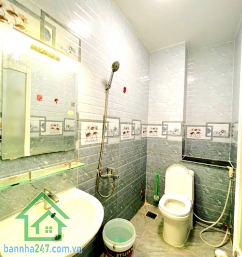 CHỈ 4,5 TỶ (TL) – ĐOÀN VĂN BƠ, QUẬN 4 – 3 TẦNG – 4PN – Ở NGAY Căn nhà trung tâm – giá tốt – phù hợp ở hoặc cho thuê giữ tiền! Diện tích: 35m² (3.5 × 9m) – nở hậu 4m Mob 0933144037
