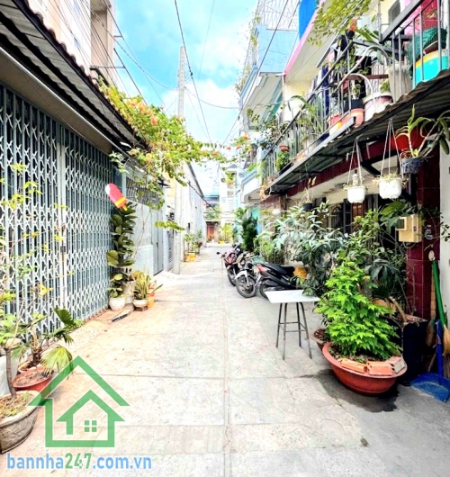 CHỈ 3,79 TỶ - NHÀ MỚI ĐÓN TẾT – HXH 5M ĐẬU TRƯỚC NHÀ – SÁT MẶT TIỀN – NGAY GÒ XOÀI – LÊ VĂN QUỚI – GIÁP TÂN PHÚ - 2PN – 2WC Diện tích: 4 x 8m = 32m² Kết cấu: 1 trệt + 1 lầu. 2PN – 2WC. Phòng khách – bếp gọn gàng. Nhà mới đẹp – thiết kế hiện đại