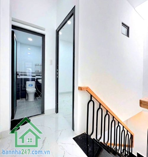 CHỈ 3,79 TỶ - NHÀ MỚI ĐÓN TẾT – HXH 5M ĐẬU TRƯỚC NHÀ – SÁT MẶT TIỀN – NGAY GÒ XOÀI – LÊ VĂN QUỚI – GIÁP TÂN PHÚ - 2PN – 2WC Diện tích: 4 x 8m = 32m² Kết cấu: 1 trệt + 1 lầu. 2PN – 2WC. Phòng khách – bếp gọn gàng. Nhà mới đẹp – thiết kế hiện đại
