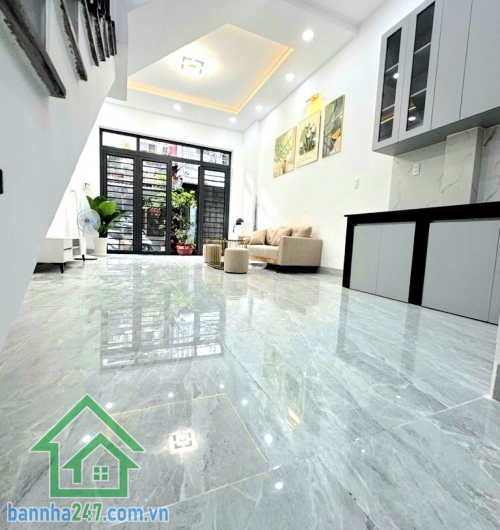 CHỈ 3,79 TỶ - NHÀ MỚI ĐÓN TẾT – HXH 5M ĐẬU TRƯỚC NHÀ – SÁT MẶT TIỀN – NGAY GÒ XOÀI – LÊ VĂN QUỚI – GIÁP TÂN PHÚ - 2PN – 2WC Diện tích: 4 x 8m = 32m² Kết cấu: 1 trệt + 1 lầu. 2PN – 2WC. Phòng khách – bếp gọn gàng. Nhà mới đẹp – thiết kế hiện đại
