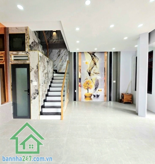 CHỈ 8,8 TỶ – LÔ GÓC 2 MẶT TIỀN – NGANG 6.5M – KHU VIP TÂN PHÚ • Diện tích: 6.5m x 6.4m – vuông vức như tờ A4 • Tổng diện tích sàn: ~109m² • Kết cấu: 1 trệt – 2 lầu – sân thượng • Thiết kế hiện đại, nhiều kính lấy sáng, không gian cực thoáng. Vị trí cực đẹ