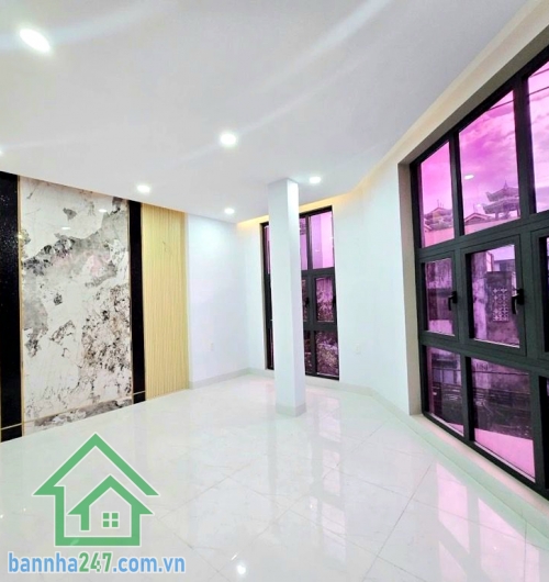CHỈ 8,8 TỶ – LÔ GÓC 2 MẶT TIỀN – NGANG 6.5M – KHU VIP TÂN PHÚ • Diện tích: 6.5m x 6.4m – vuông vức như tờ A4 • Tổng diện tích sàn: ~109m² • Kết cấu: 1 trệt – 2 lầu – sân thượng • Thiết kế hiện đại, nhiều kính lấy sáng, không gian cực thoáng. Vị trí cực đẹ