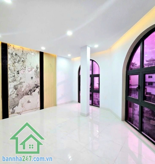 CHỈ 8,8 TỶ – LÔ GÓC 2 MẶT TIỀN – NGANG 6.5M – KHU VIP TÂN PHÚ • Diện tích: 6.5m x 6.4m – vuông vức như tờ A4 • Tổng diện tích sàn: ~109m² • Kết cấu: 1 trệt – 2 lầu – sân thượng • Thiết kế hiện đại, nhiều kính lấy sáng, không gian cực thoáng. Vị trí cực đẹ