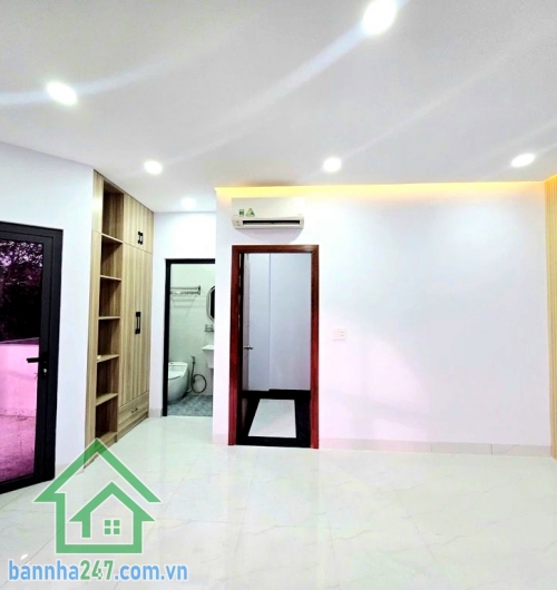 CHỈ 8,8 TỶ – LÔ GÓC 2 MẶT TIỀN – NGANG 6.5M – KHU VIP TÂN PHÚ • Diện tích: 6.5m x 6.4m – vuông vức như tờ A4 • Tổng diện tích sàn: ~109m² • Kết cấu: 1 trệt – 2 lầu – sân thượng • Thiết kế hiện đại, nhiều kính lấy sáng, không gian cực thoáng. Vị trí cực đẹ