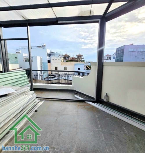 CHỈ 8,8 TỶ – LÔ GÓC 2 MẶT TIỀN – NGANG 6.5M – KHU VIP TÂN PHÚ • Diện tích: 6.5m x 6.4m – vuông vức như tờ A4 • Tổng diện tích sàn: ~109m² • Kết cấu: 1 trệt – 2 lầu – sân thượng • Thiết kế hiện đại, nhiều kính lấy sáng, không gian cực thoáng. Vị trí cực đẹ