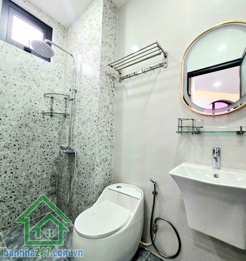 CHỈ 8,8 TỶ – LÔ GÓC 2 MẶT TIỀN – NGANG 6.5M – KHU VIP TÂN PHÚ • Diện tích: 6.5m x 6.4m – vuông vức như tờ A4 • Tổng diện tích sàn: ~109m² • Kết cấu: 1 trệt – 2 lầu – sân thượng • Thiết kế hiện đại, nhiều kính lấy sáng, không gian cực thoáng. Vị trí cực đẹ