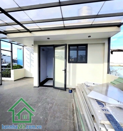 CHỈ 8,8 TỶ – LÔ GÓC 2 MẶT TIỀN – NGANG 6.5M – KHU VIP TÂN PHÚ • Diện tích: 6.5m x 6.4m – vuông vức như tờ A4 • Tổng diện tích sàn: ~109m² • Kết cấu: 1 trệt – 2 lầu – sân thượng • Thiết kế hiện đại, nhiều kính lấy sáng, không gian cực thoáng. Vị trí cực đẹ