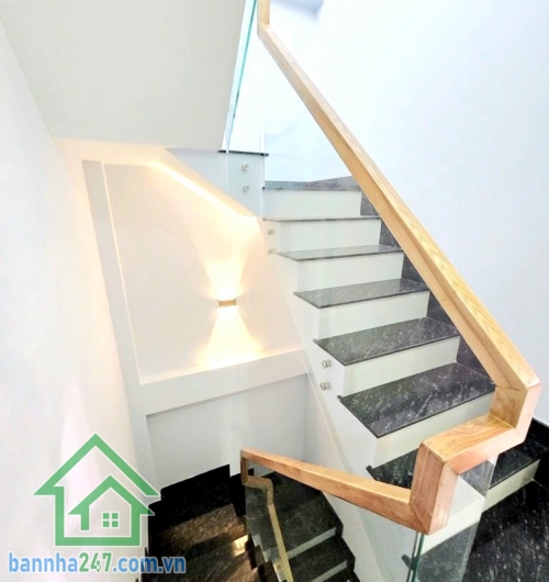 CHỈ 8,8 TỶ – LÔ GÓC 2 MẶT TIỀN – NGANG 6.5M – KHU VIP TÂN PHÚ • Diện tích: 6.5m x 6.4m – vuông vức như tờ A4 • Tổng diện tích sàn: ~109m² • Kết cấu: 1 trệt – 2 lầu – sân thượng • Thiết kế hiện đại, nhiều kính lấy sáng, không gian cực thoáng. Vị trí cực đẹ