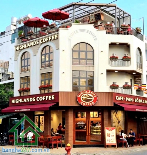 CHỈ 8,8 TỶ – LÔ GÓC 2 MẶT TIỀN – NGANG 6.5M – KHU VIP TÂN PHÚ • Diện tích: 6.5m x 6.4m – vuông vức như tờ A4 • Tổng diện tích sàn: ~109m² • Kết cấu: 1 trệt – 2 lầu – sân thượng • Thiết kế hiện đại, nhiều kính lấy sáng, không gian cực thoáng. Vị trí cực đẹ