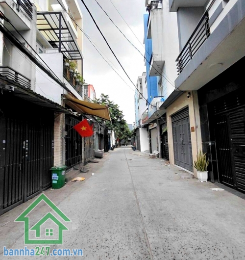 CHỈ 5,7 TỶ – HẺM XE TẢI 7M THÔNG – GẦN AEON MALL – SỔ NỞ HẬU 5M ĐẸP - SÁT MẶT TIỀN – 3 TẦNG KIÊN CỐ – 60M² Diện tích: 60m² – nở hậu 5m cực đẹp Kết cấu: 1 trệt 2 lầu – nhà đúc kiên cố - 3PN – 2WC. Có sân thượng chill, thoáng mát. Hẻm 7m xe tải thông tứ tun