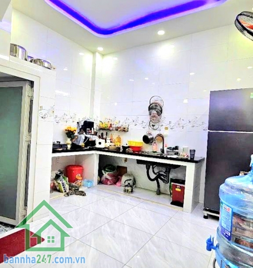 CHỈ 4,85 TỶ – NHÀ MỚI Ở NGAY – HẺM 5M XE HƠI THÔNG – KỀ LÊ THÚC HOẠCH – SÁT CHỢ BÌNH LONG - 2PN - 2WC Vị trí cực đẹp – giáp Tân Phú – gần Ngã Tư 4 Xã – tiện ích bao quanh. Hẻm rộng 5M xe hơi thông thoáng. Chỉ vài bước ra mặt tiền – khu dân trí cao – an ni