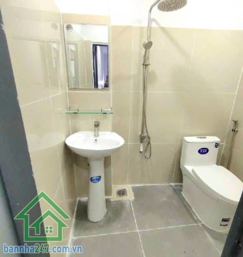 CHỈ 3,53 TỶ – NHÀ ĐẸP Ở NGAY LÊ VĂN KHƯƠNG – HẺM 3.5M THÔNG - 44,9m² (4x11,3)m - 2PN 2WC Diện tích: 4 x 11,3m = 44,9m² Kết cấu: 2 tầng BTCT kiên cố 2PN – 2WC