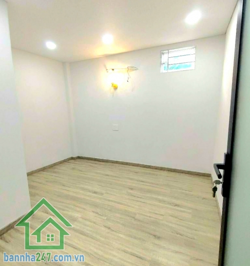 CHỈ 3,53 TỶ – NHÀ ĐẸP Ở NGAY LÊ VĂN KHƯƠNG – HẺM 3.5M THÔNG - 44,9m² (4x11,3)m - 2PN 2WC Diện tích: 4 x 11,3m = 44,9m² Kết cấu: 2 tầng BTCT kiên cố 2PN – 2WC