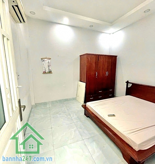 CHỈ 5,6 TỶ – 84M² (4x21)M – HXH THÔNG – SÁT MT TRƯỜNG CHINH - 3PN - 2WC • Diện tích: 4m x 21m – 84m² • Kết cấu: 1 trệt – 1 lửng • Công năng: • Phòng khách, bếp rộng rãi • Có 1 phòng ngủ dưới trệt tiện sinh hoạt • Nhà đang cho thuê 7,5 triệu/tháng