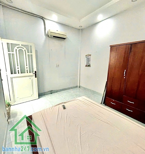 CHỈ 5,6 TỶ – 84M² (4x21)M – HXH THÔNG – SÁT MT TRƯỜNG CHINH - 3PN - 2WC • Diện tích: 4m x 21m – 84m² • Kết cấu: 1 trệt – 1 lửng • Công năng: • Phòng khách, bếp rộng rãi • Có 1 phòng ngủ dưới trệt tiện sinh hoạt • Nhà đang cho thuê 7,5 triệu/tháng