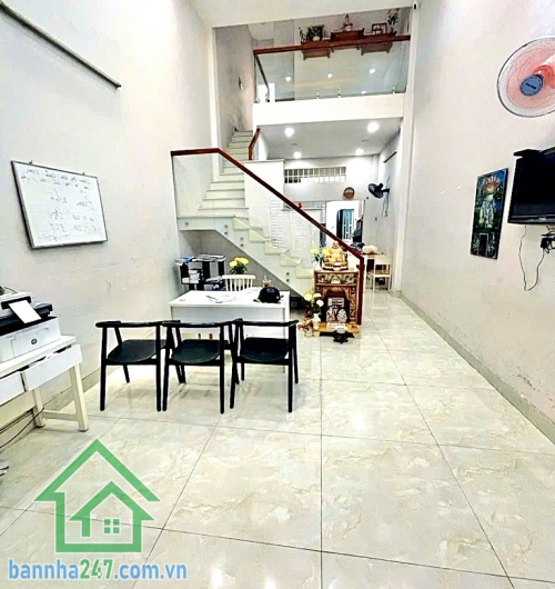 CHỈ 5,6 TỶ – 84M² (4x21)M – HXH THÔNG – SÁT MT TRƯỜNG CHINH - 3PN - 2WC • Diện tích: 4m x 21m – 84m² • Kết cấu: 1 trệt – 1 lửng • Công năng: • Phòng khách, bếp rộng rãi • Có 1 phòng ngủ dưới trệt tiện sinh hoạt • Nhà đang cho thuê 7,5 triệu/tháng