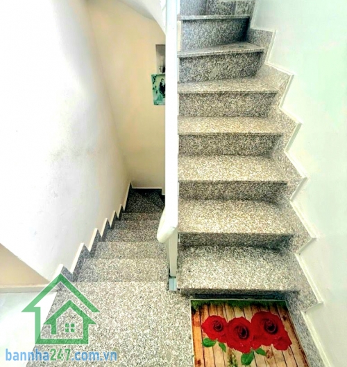 CHỈ 4,7 TỶ – HÒA HƯNG, QUẬN 10 – 4 TẦNG BTCT – 3PN  Nhà trung tâm – giá tốt – ở ngay, di chuyển cực tiện! Diện tích: 20,5m² Kết cấu: 4 tầng BTCT (trệt + 2 lầu + St) Mob 0933144037 