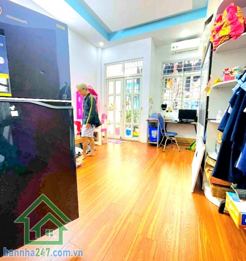 CHỈ 7,2 TỶ – SIÊU PHẨM KHU ĐẦM SEN – Tân Phú - 68m² – NHÀ ĐẸP CHẮC CHẮN – VÀO Ở NGAY – 2 TẦNG – 2PN, 2WC * Kết cấu: 1 trệt + 1 lầu, ban công thoáng, giếng trời cực sáng. Công năng: Phòng khách rộng, bếp thoải mái, 2PN – 2WC. Khu dân cư: Dân trí cao, an ni
