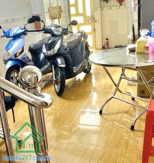 CỰC HOT – TRUNG TÂM QUẬN 10 – CÁCH 2 CĂN RA MẶT TIỀN – CHỈ 4 TỶ DT 33m², sổ chính chủ trang bìa Kết cấu 1 trệt 1 lầu: 2PN, PK, bếp, 1WC Hẻm rộng, thông, sạch sẽ thoáng.