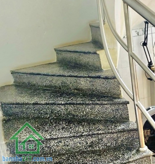 CỰC HOT – TRUNG TÂM QUẬN 10 – CÁCH 2 CĂN RA MẶT TIỀN – CHỈ 4 TỶ DT 33m², sổ chính chủ trang bìa Kết cấu 1 trệt 1 lầu: 2PN, PK, bếp, 1WC Hẻm rộng, thông, sạch sẽ thoáng.